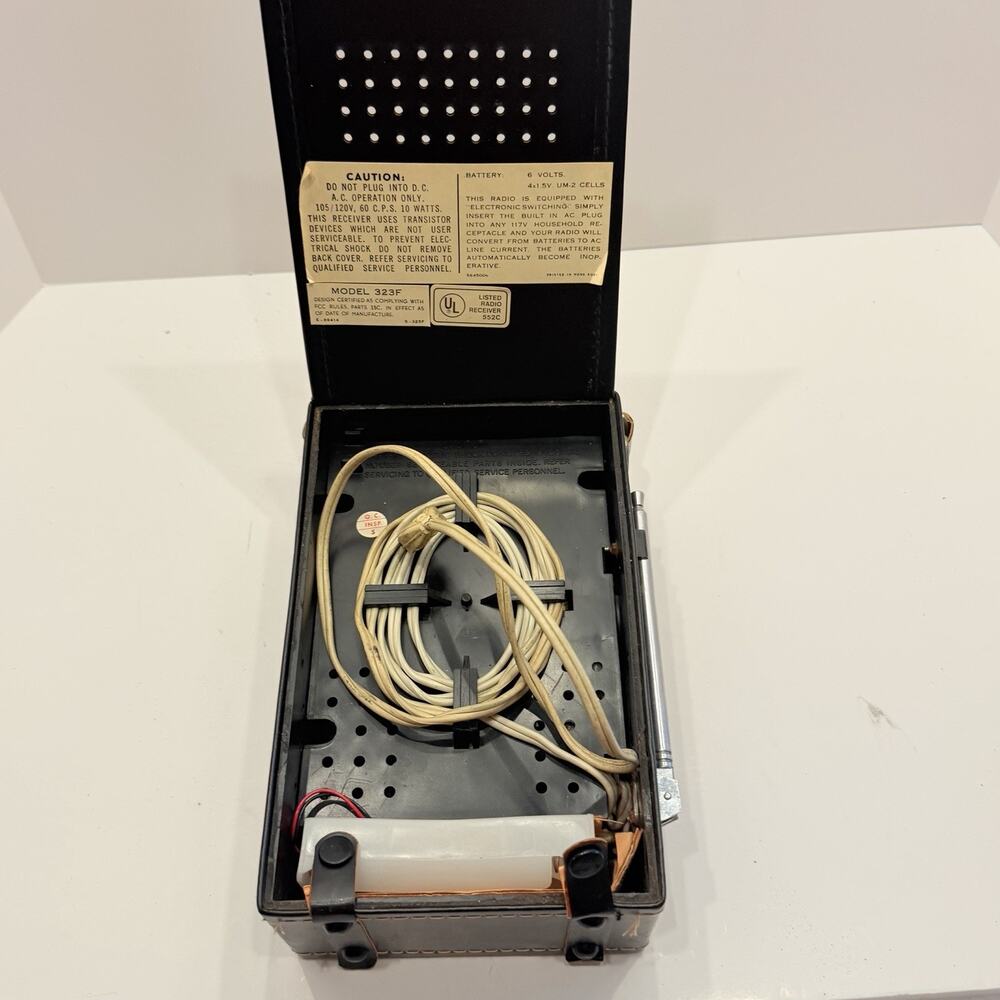 DHC Solid State Battery-Electric AM/FM/AFC Radio Leather Style Case And Handle - Picture 6 of 6
